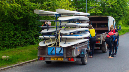 Trailer med SUP-boards fra Grejbank Fyn