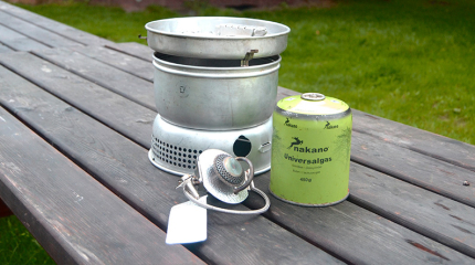 Trangia med gas på bord