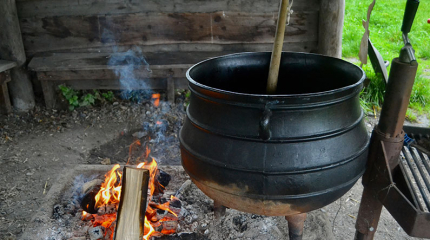 Stor smedejernsgryde 70 liter på bål