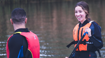 Mand og kvinde med svømmevest